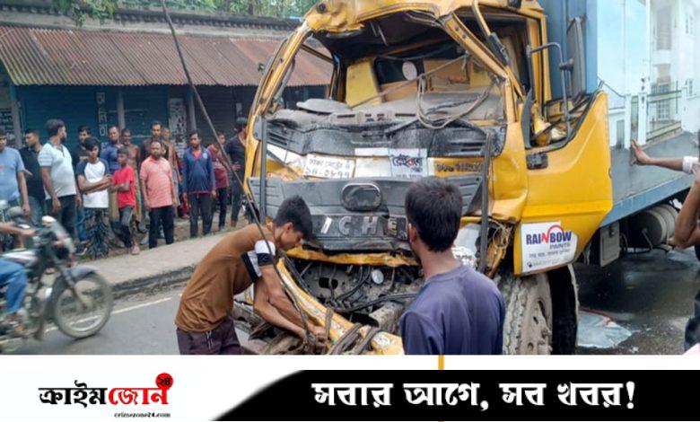 পাটকেলঘাটায় বাস-ট্রাক সংঘর্ষ, আহত ১৫