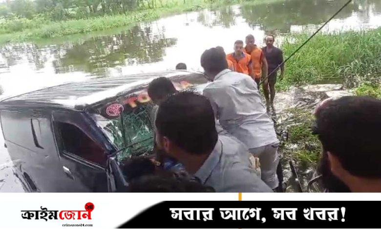 মাইক্রোবাস নিয়ন্ত্রণ হারিয়ে খালে, একই পরিবারের ৬ জন নিহত