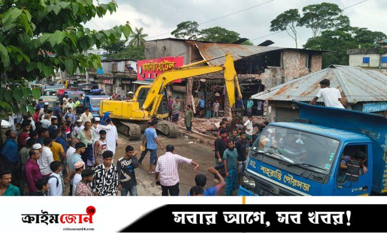 চাঁদপুরে খালের ওপর নির্মিত অবৈধ স্থাপনা উচ্ছেদ