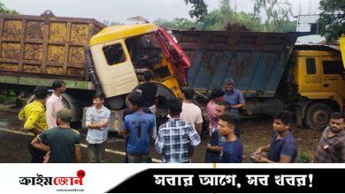 দাঁড়িয়ে থাকা ডাম্প ট্রাকে লরির ধাক্কা, চালকের সহকারী নিহত