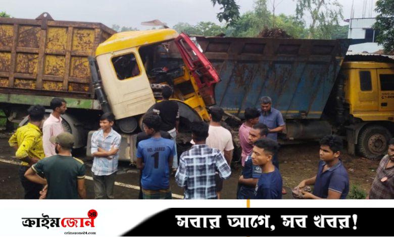 দাঁড়িয়ে থাকা ডাম্প ট্রাকে লরির ধাক্কা, চালকের সহকারী নিহত