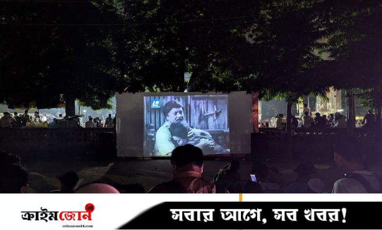 টিএসসিতে যুদ্ধাপরাধীদের ছবি প্রদর্শনীর প্রতিবাদে ‘হাঙর নদী গ্রেনেড’ প্রদর্শন