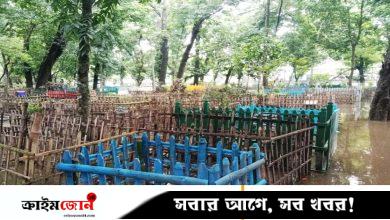 পানিতে তলিয়েছে সন্তানের কবর, কাঁদলেন এক বাবা