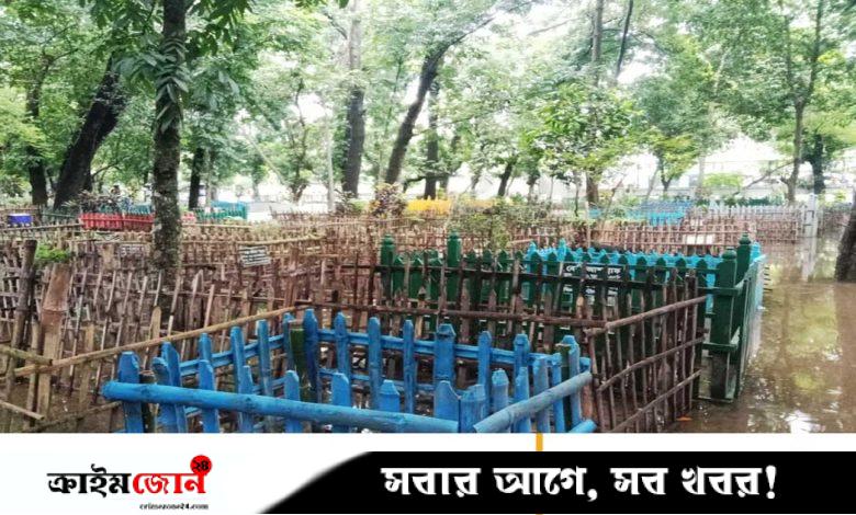 পানিতে তলিয়েছে সন্তানের কবর, কাঁদলেন এক বাবা
