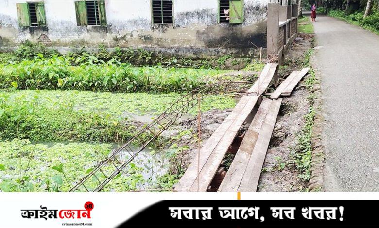 রাতের আঁধারে ভেঙে দেওয়া হলো স্কুলের নির্মাণাধীন সীমানাপ্রাচীর