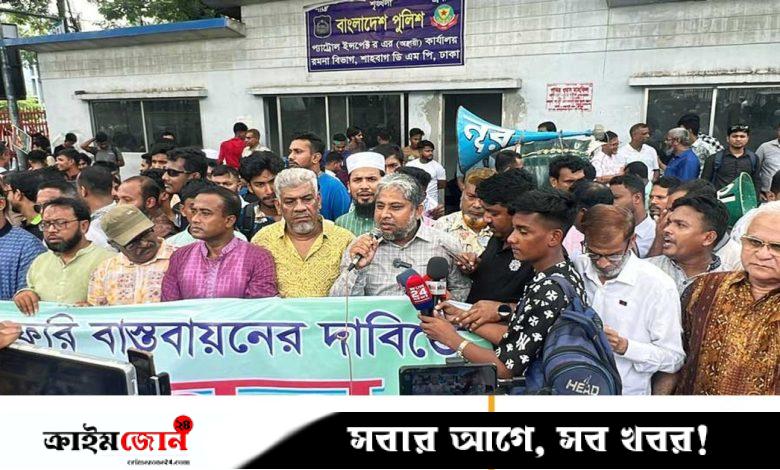 হাতিয়ায় স্থায়ী ফেরী সার্ভিসের দাবিতে মানববন্ধন