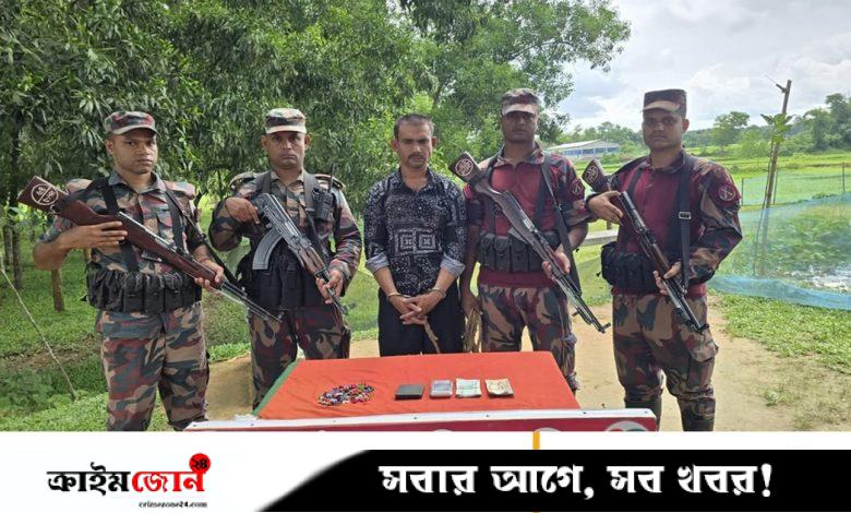 মাধবপুর সীমান্তে ভারতীয় রুপি-পণ্যসহ আটক ১
