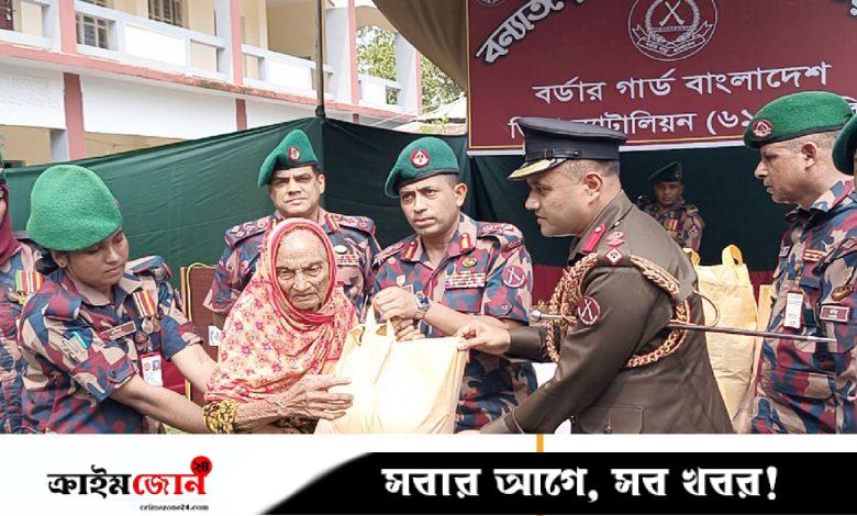 হাতীবান্ধায় বন্যার্তদের মধ্যে ত্রাণ বিতরণ বিজিবির