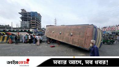 যাত্রীবাহী বাস উল্টে যান চলাচল ব্যাহত