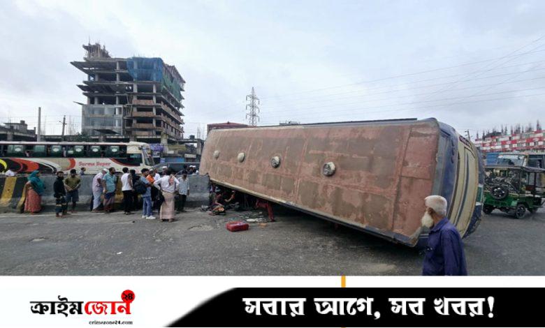 যাত্রীবাহী বাস উল্টে যান চলাচল ব্যাহত
