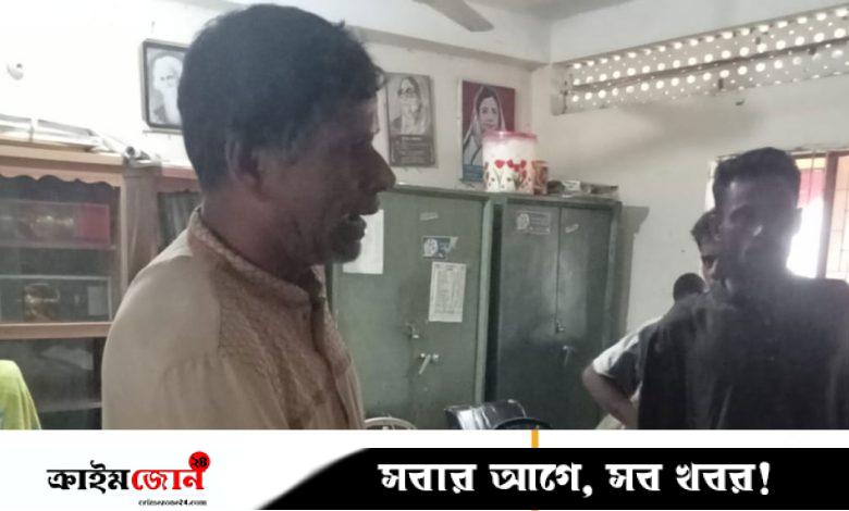 ৩ দিনের ছুটি নিয়ে ১৭ দিন অনুপস্থিত শিক্ষিকা, প্রতিবাদ করায় প্রধান শিক্ষককে মারধর