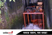 স্লুইসগেটের পানির স্রোতে বিদ্যুৎ তৈরি করে আলো ছড়াচ্ছেন মনিরুল