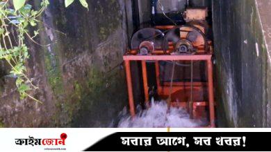 স্লুইসগেটের পানির স্রোতে বিদ্যুৎ তৈরি করে আলো ছড়াচ্ছেন মনিরুল