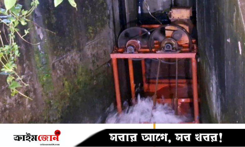 স্লুইসগেটের পানির স্রোতে বিদ্যুৎ তৈরি করে আলো ছড়াচ্ছেন মনিরুল