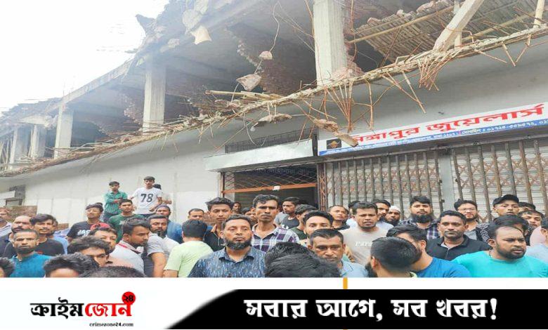 চাঁদা না দেওয়ায় মোহাম্মদপুর কৃষি মার্কেটে দোকান বন্ধের অভিযোগ, ব্যবসায়ীদের বিক্ষোভ