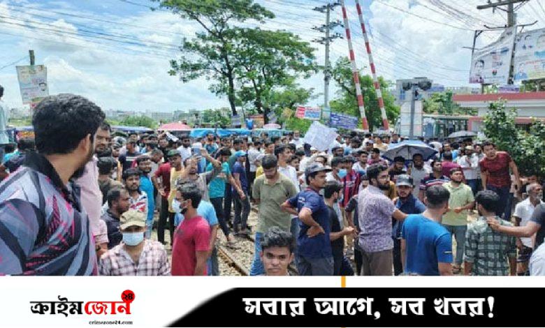 নিয়োগ পরীক্ষার দাবিতে ট্রেন আটকে ডিপ্লোমা শিক্ষার্থীদের বিক্ষোভ
