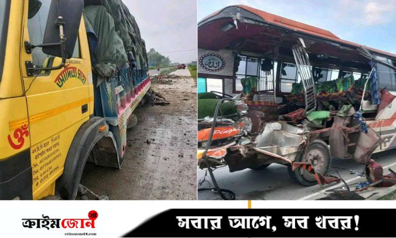 বাসের ধাক্কায় খুলে গেল ট্রাকের ৪ চাকা, চালকের সহকারী নিহত