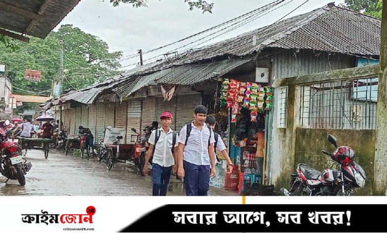 ওষুধের দোকান বন্ধ করে পালালেন ব্যবসায়ীরা