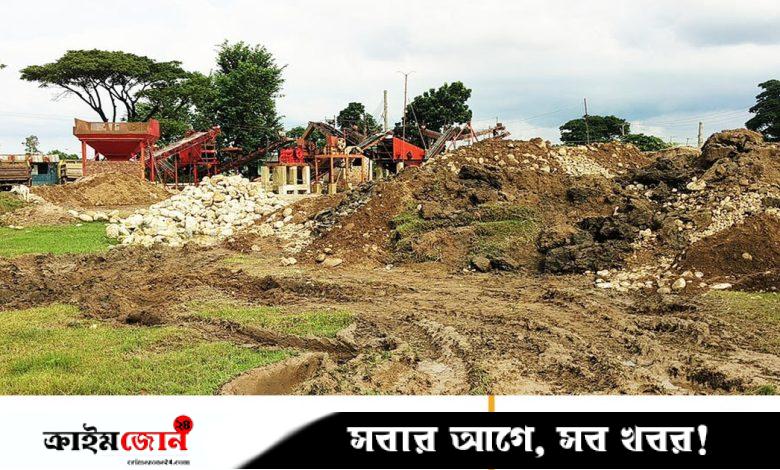 সড়কের দুই পাশের ক্রাশার মিলে মাটি-বালু দিয়ে ঢেকে রাখা ‘পাথর’