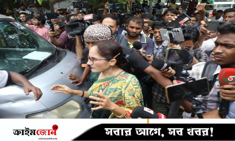 ধানমন্ডি ৩২-এ ফুল দিতে যাওয়া নারীকে ধাওয়া