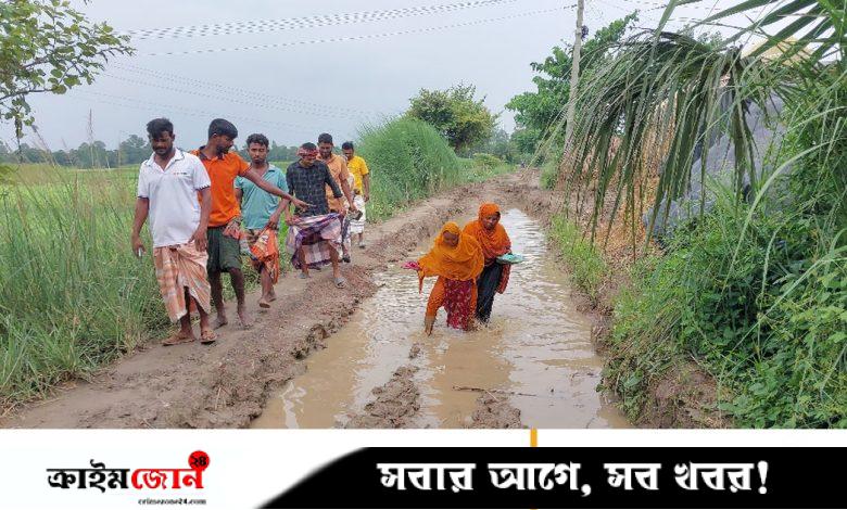সড়কটি যেন পরিণত হয়েছে পুকুরে, ভোগান্তিতে গ্রামবাসী