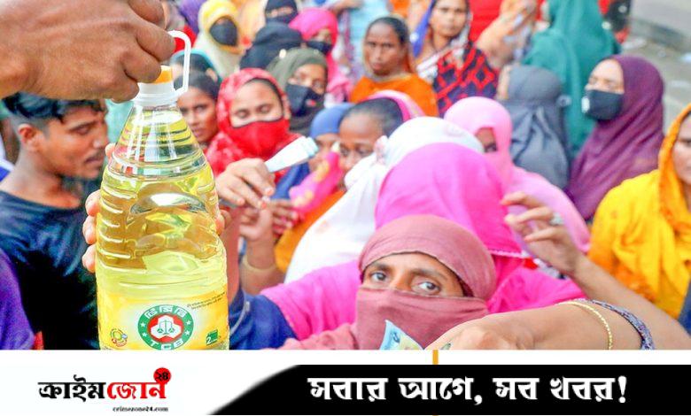 টিসিবির ট্রাকে ভিড় বাড়ছে মানুষের