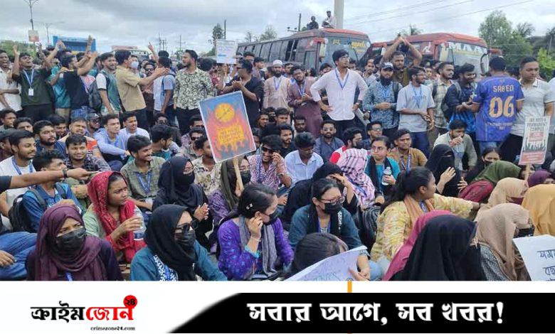 ঢাকা-চট্টগ্রাম মহাসড়ক অবরোধ করে ফেনী ইউনিভার্সিটির শিক্ষার্থীদের বিক্ষোভ