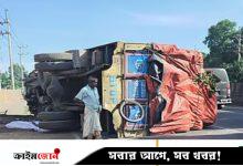 মহাসড়কে উল্টে গেল তুলাবোঝাই ট্রাক, ১১ ঘণ্টা যানজট-ভোগান্তি