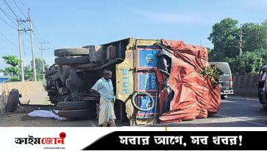 মহাসড়কে উল্টে গেল তুলাবোঝাই ট্রাক, ১১ ঘণ্টা যানজট-ভোগান্তি