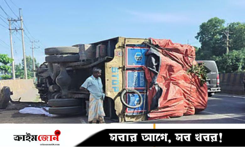 মহাসড়কে উল্টে গেল তুলাবোঝাই ট্রাক, ১১ ঘণ্টা যানজট-ভোগান্তি