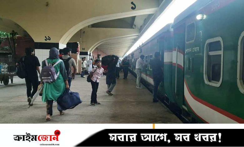 লক্কড় ঝক্কড় দুই ট্রেনে ভুগছে যাত্রীরা