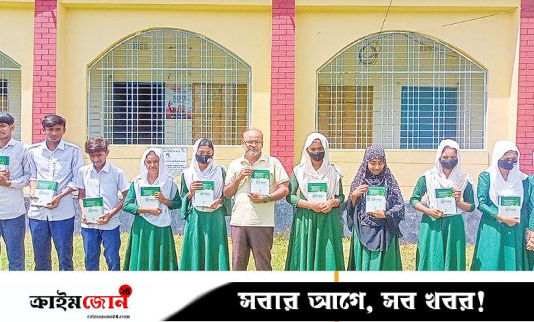 ২০ শিক্ষার্থীর হাতে পবিত্র কোরআন তুলে দিল পাঠকবন্ধু গাংনী শাখা
