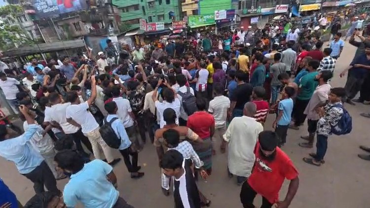 বরিশালে শ্রমিকদের সঙ্গে ছাত্রজনতার সংঘর্ষ। ছবি: আজকের পত্রিকা