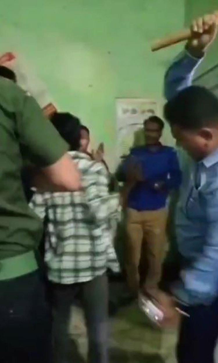 শিশুকে লাঠি দিয়ে পেটাচ্ছেন ইউএনও। ছবি: ভিডিও থেকে