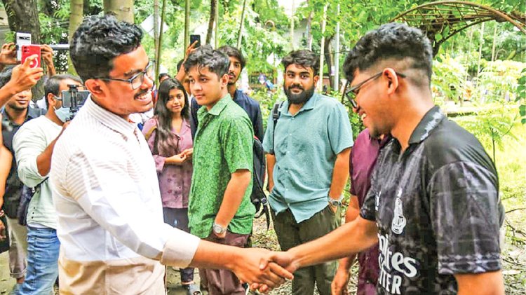 শিক্ষার্থীদের সঙ্গে কুশল বিনিময় করেন ডাকসু নির্বাচনে ভিপি পদপ্রার্থী সাদিক কায়েম। গতকাল বিশ্ববিদ্যালয়ের ব্যবসায় শিক্ষা অনুষদে। ছবি: ফোকাস বাংলা