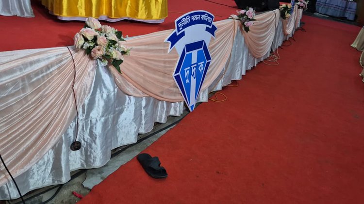 বগুড়ায় দুদক চেয়ারম্যানের দিকে জুতা নিক্ষেপ। ছবি: আজকের পত্রিকা