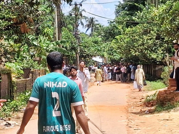 চট্টগ্রাম বিশ্ববিদ্যালয়ের শিক্ষার্থী ও স্থানীয় বাসিন্দাদের মধ্যে আবারও সংঘর্ষ। ছবি: আজকের পত্রিকা