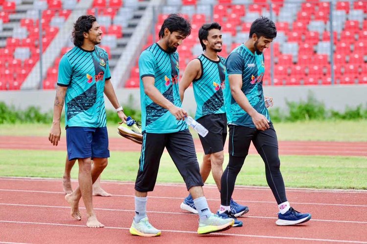 গুলিস্তানে আজ জাতীয় দলের ফিটনেস টেস্টে অংশ নিয়েছেন সৌম্য সরকার-তানজিম হাসান সাকিবরা। ছবি: আজকের পত্রিকা