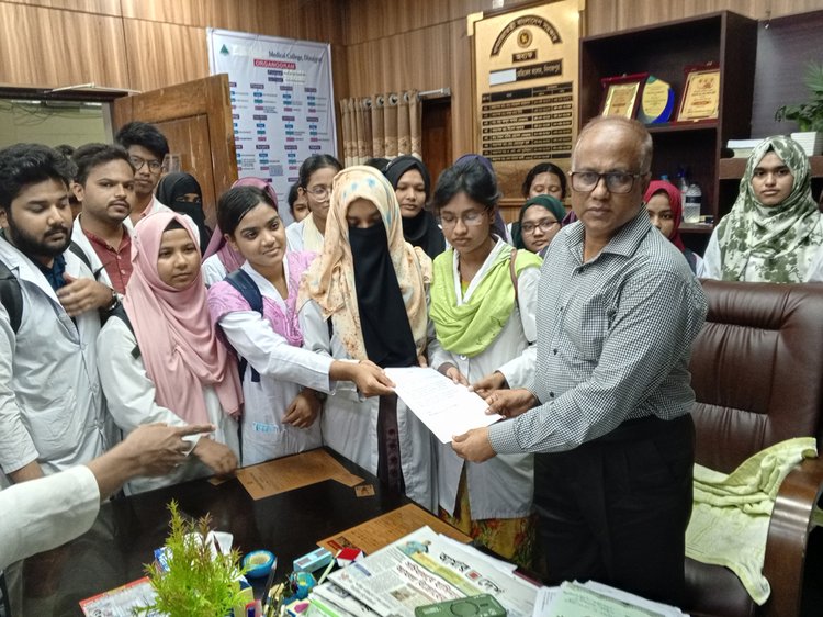 শিক্ষার্থীরা ষড়যন্ত্রকারীদের দ্রুত গ্রেপ্তার ও শাস্তির দাবিতে অধ্যক্ষের কাছে স্মারকলিপি পেশ করেন। ছবি: আজকের পত্রিকা