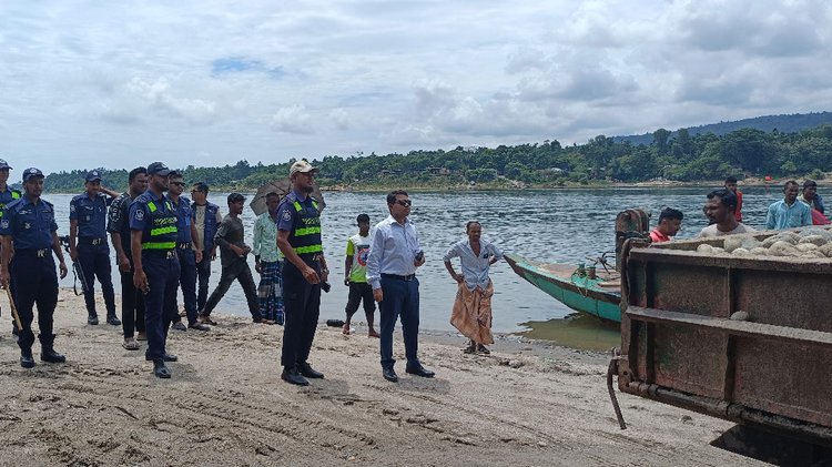 গোয়াইনঘাট উপজেলা প্রশাসন ও আইনশৃঙ্খলা বাহিনী যৌথভাবে অভিযান চালিয়ে চুরি হওয়া ২ হাজার ফুট পাথর উদ্ধার করেছে। ছবি: আজকের পত্রিকা