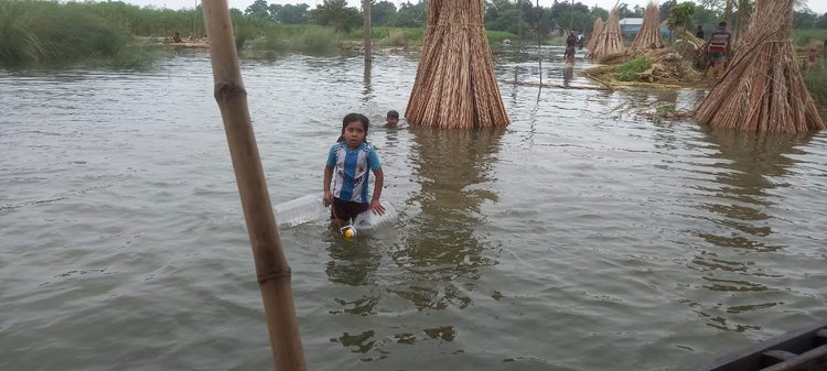 দৌলতপুর উপজেলার চর বাহেরমাদি এলাকার পানিবন্দী গ্রাম। আজ সকালে তোলা। ছবি: আজকের পত্রিকা