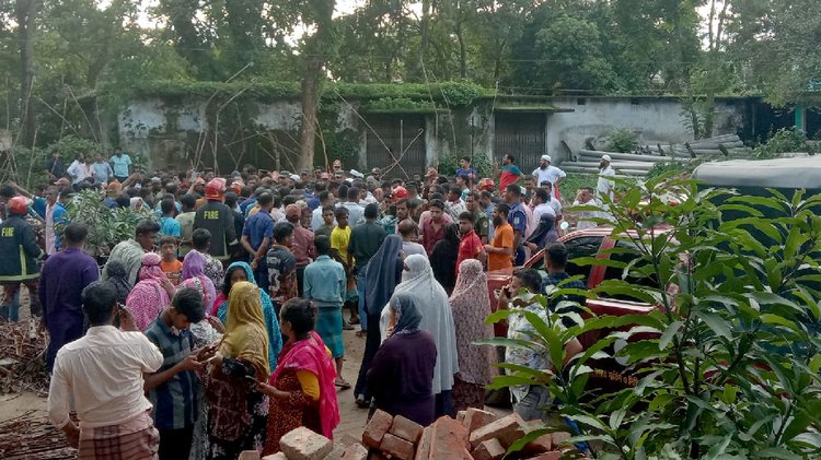 নেত্রকোনায় বিএডিসি ভবনের ছাদ ধসে ৩ শ্রমিকের মৃত্যু। ছবি: আজকের পত্রিকা