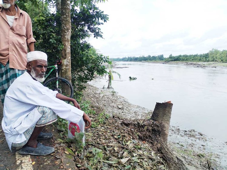 ফেনীর সোনাগাজী উপজেলার চরদরবেশ ইউনিয়নের বাঁশবাজার এলাকায় ভাঙনের চিত্র। ছবি: আজকের পত্রিকা