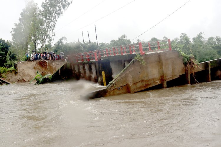 মুষলধারে বৃষ্টিতে ধসে গেল সেতু, যোগাযোগ বিচ্ছিন্ন হাজারো মানুষ