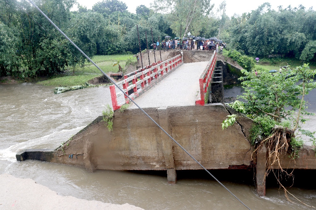 মুষলধারে বৃষ্টিতে ধসে গেল সেতু, যোগাযোগ বিচ্ছিন্ন হাজারো মানুষ