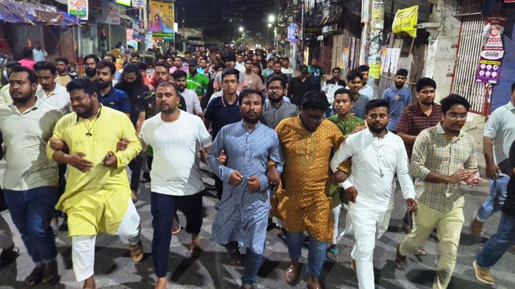 রাজশাহী নগরের সাহেববাজার জিরো পয়েন্ট থেকে একটি বিক্ষোভ মিছিল বের করা হয়। ছবি: আজকের পত্রিকা