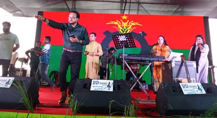 রাজশাহী মহানগর বিএনপির সম্মেলনের মঞ্চে গান পরিবেশন করেন জুনাইদ আহমেদ পলকের ভগ্নিপতি কণ্ঠশিল্পী গৌরব হোসেন তুষার। ছবি: আজকের পত্রিকা