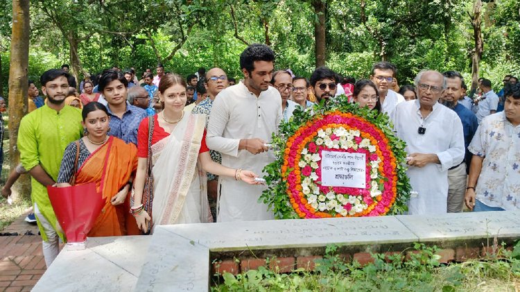 নাট্যাচার্য সেলিম আল দীনের কবরে পুষ্পস্তবক অর্পণ। ছবি: আজকের পত্রিকা