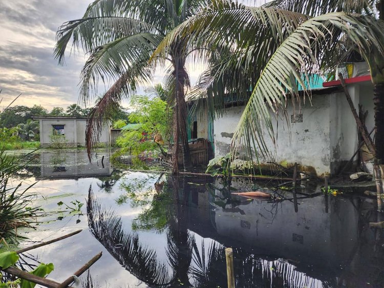 শিল্পকারখানার বিষাক্ত বর্জ্য মিশে দূষিত হয়েছে পানি। সেই পানিতে বন্দী হয়ে রয়েছে প্রায় ৩০ হাজার মানুষ। ছবি: আজকের পত্রিকা