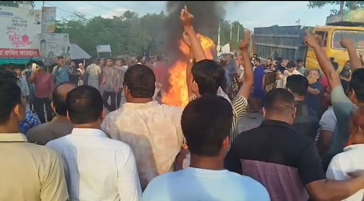 ব্রাহ্মণবাড়িয়ার সরাইলে রোববার সন্ধ্যায় ঢাকা-সিলেট মহাসড়ক অবরোধ করে বিক্ষোভ করে রুমিন ফারহানার অনুসারীরা। ছবি: আজকের পত্রিকা